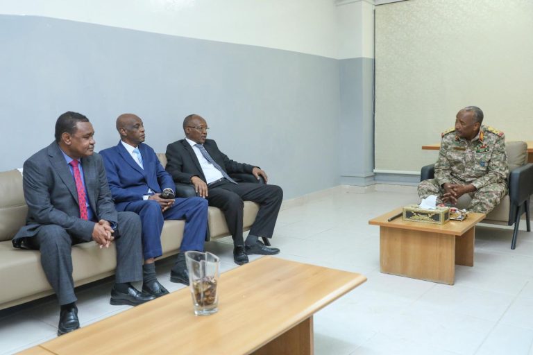 *البرهان يزور بنك السودان المركزي ويقف على سير عملية إستبدال العملة*