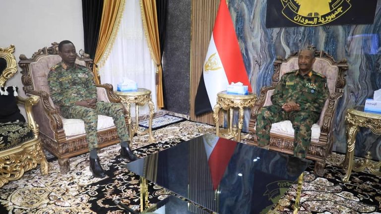 البرهان يلتقي هيئة القيادة بحضور نائبه ومساعده ..