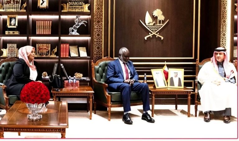 وزير المالية ومحافظ بنك السودان المركزي يبحثان تعزيز التعاون المصرفي مع قطر