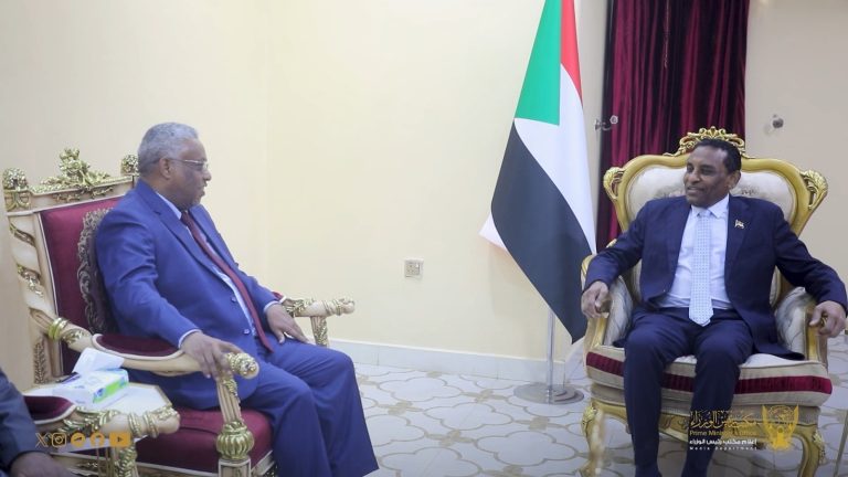 *رئيس الوزراء يوجه البنك الزراعي بإعادة تأهيل صومعة بورتسودان لتخزين المحاصيل الزراعية*