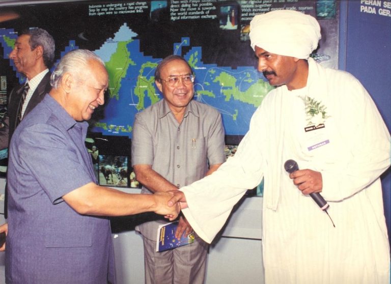 تكريم من الرئيس الإندونيسي