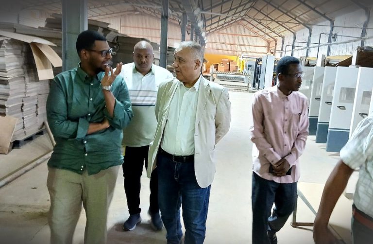 *مدير عام البنك العربي السوداني يزور مصانع مجموعة الذهبي بالباقير*