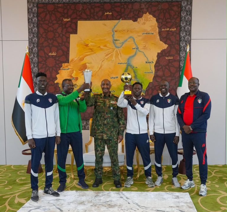 *رئيس مجلس السيادة يكرم بعثة منتخب الشباب عقب تتويجها ببطولة “سيكافا”*