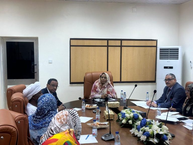 محافظ بنك السودان المركزي ووزير التعليم العالي يبحثان إنشاء محفظة تمويلية لتأهيل مساكن أساتذة الجامعات واستخدام الطاقة الشمسية